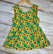 Load image into Gallery viewer, Size 7 Sunflowers Ayda V-Back Tunic Length Top